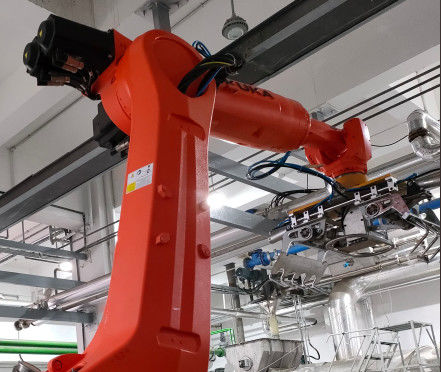 Robots industriels saisissant et transportant des objets